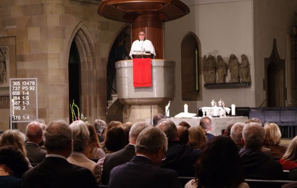 Nach Abschluss der Herbsttagung und damit nach Arbeitsende der 15. Landessynode trafen sich Synodale und Angehörige zum Gottesdienst in der Stuttgarter Stiftskirche.