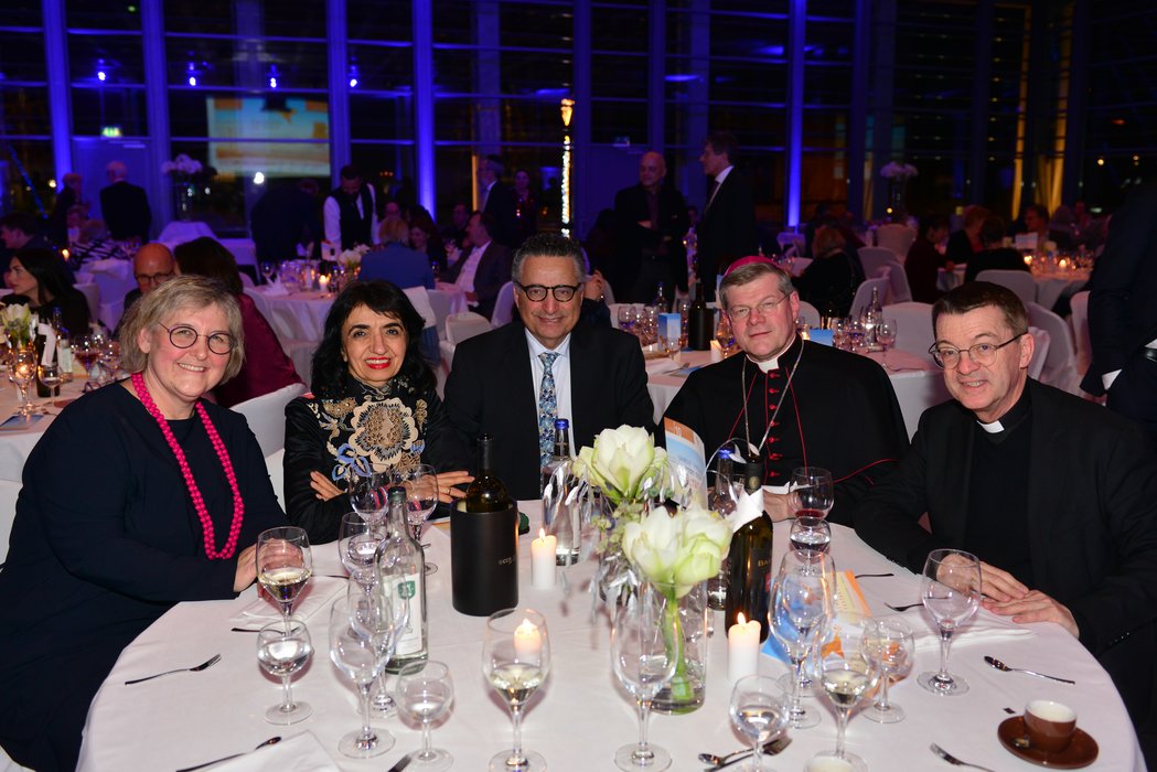 Festakt Chanukka 2025 - v.l.n.r.: Prof. Dr. Heike Springhart, Muhterem Aras, Rami Suliman, Stephan Burger, Dr. Klaus Krämer
Festakt Chanukka 2025 - v.l.n.r.: Prof. Dr. Heike Springhart, Muhterem Aras, Rami Suliman, Stephan Burger, Dr. Klaus Krämer