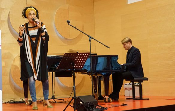 Mitreißend musizierten im Gottesdienst die Sängerin Siyou und der Pianist Martin Meixner.  