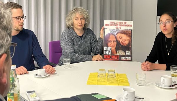 Angehörige von Hamas-Geiseln treffen Landesbischof Gohl