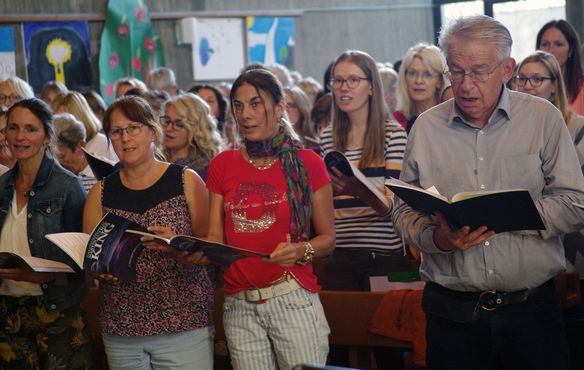 Insgesamt beteiligten sich mehr als 400 Sängerinnen und Sänger an der Auftaktprobe in der Bonhoeffer-Kirche.