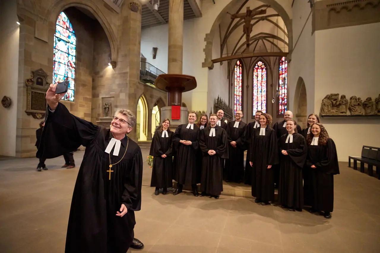 Landesbischof Gohl und die frisch ordinierten Pfarrerinnen und Pfarrer beim Ordinationsgottesdienst am 16. Februar 2016