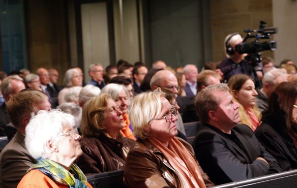 Aufmerksam lauschten die Gottesdienst-Teilnehmer der Predigt von Landesbischof July.