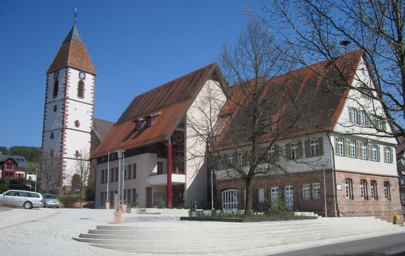 Die Kirche in Ebhausen und das Rathaus der Gemeinde.