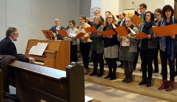 Der Chor des Oberkirchenrats unter Leitung von Landeskirchenmusikdirektor Matthias Hanke gestaltet den Gottesdienst musikalisch.