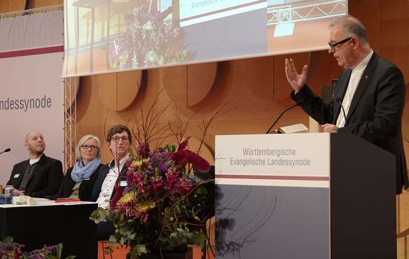 Landesbischof Dr. h. c. Frank Otfried July schloss die konstituierende Sitzung, indem er sie bis zur Sommertagung vertagte. Das Präsidium mit Sabine Foth sowie den Schriftführern Christoph Reith (l.) und Michael Schneider (beide Lebendige Gemeinde) hört aufmerksam zu.