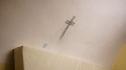 Gezeichnetes Kreuz an Zellenwand in der JVA Heilbronn