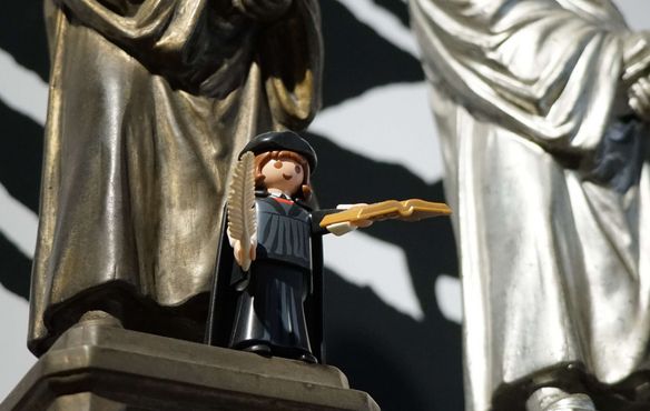 Der Reformator Martin Luther darf in einem von der Evangelischen Landeskirche in Württemberg und der Württembergischen Bibelgesellschaft getragenen Museum natürlich nicht fehlen - hier in Form einer zum 500. Jahrestag des Thesen-Anschlags auf den Markt gebrachten Playmobil-Figur.