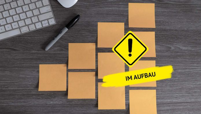 Nahaufnahme mit Tastatur, Maus, Stift und Notizzetteln, im Aufbau
