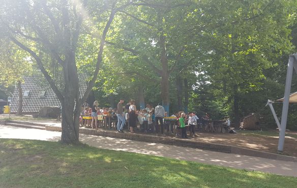 Die Gruppe "Blauer Wald" beim Mittagessen