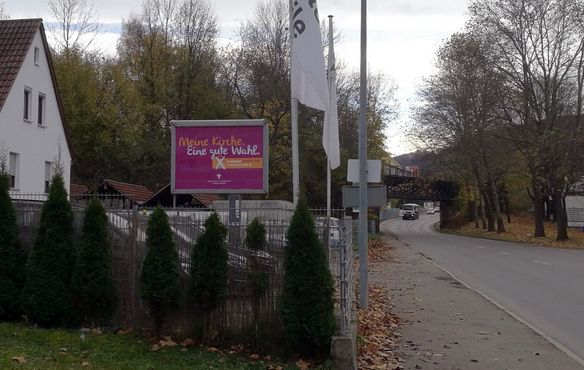 Ebenfalls nicht zu übersehen: Ein großes Kirchenwahl-Plakat in Pfullingen.