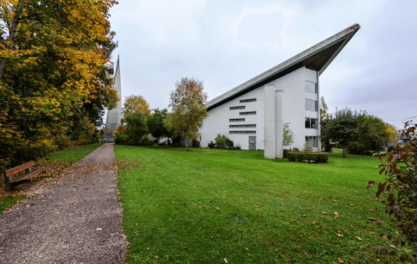 Vom 30. Mai bis 29. Juni bildet die katholische Kirche St. Konrad in Villingen-Schwenningen die letzte Station der Wanderausstellung „ZWÖLF“. Dieser Bau entstand 1964 bis 1967.