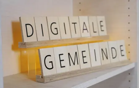 Das Bild zeigt Holzbuchstaben, die den Text &quot;Digitale Gemeinde&quot; formen.