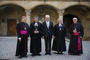 v.l.n.r. Erzbischof Stephan Burger (Freiburg), Landesbischof Ernst-Wilhelm Gohl, Ministerpräsident Winfried Kretschmann, Landesbischöfin Heike Springhart (Baden), Landesbischof Frank Otfried July (Württemberg), Bischof Dr. Gebhard Fürst (Rottenburg-Stuttg