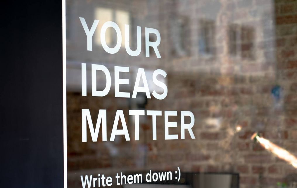 Schriftzug "your ideas matter" auf Schaufensterscheibe