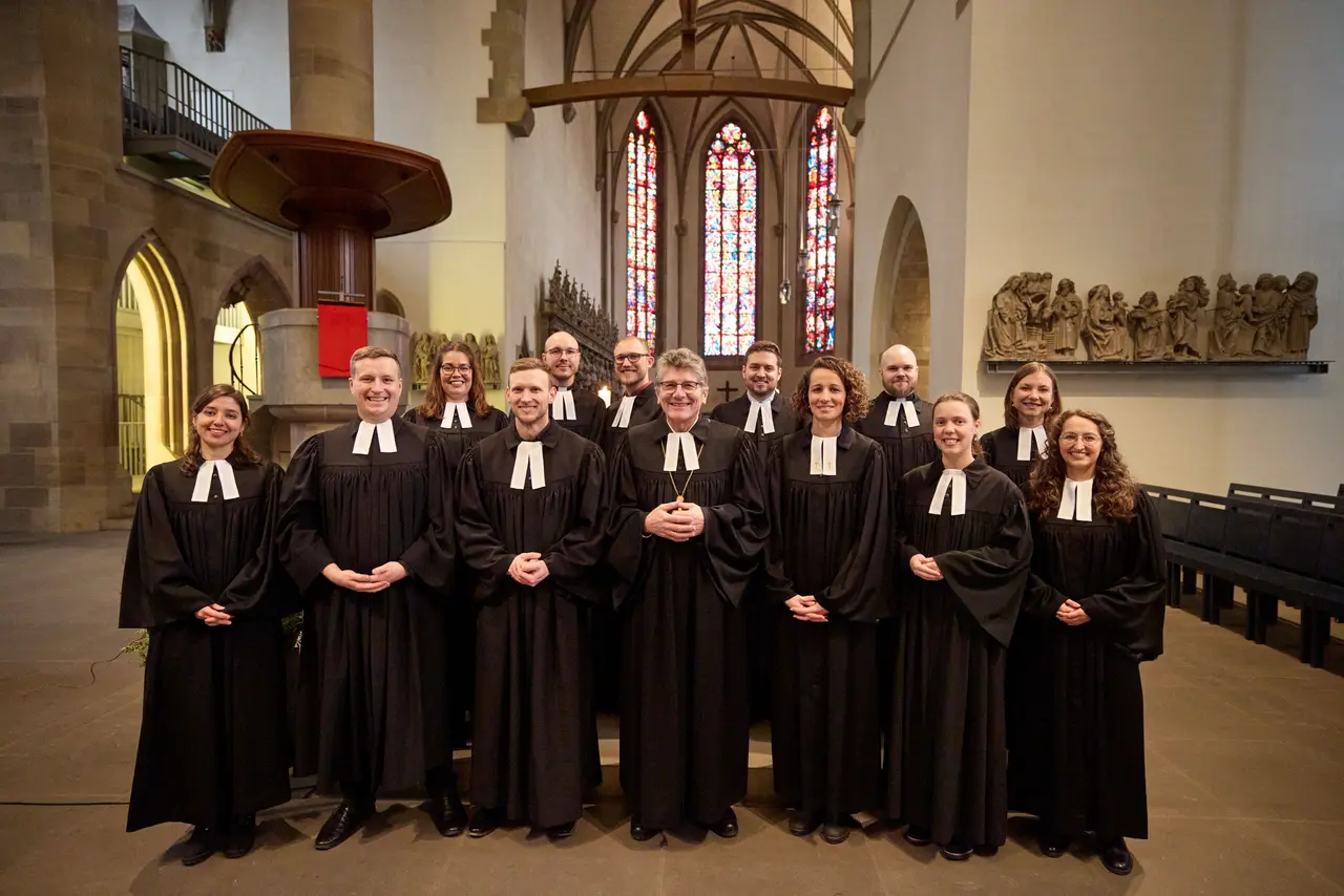 Ordinationsfeier in der Stiftskirche Stuttgart in Februar 2025. Mitte: Landesbischof Ernst-Wilhelm Gohl