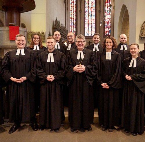 Ordinationsfeier in der Stiftskirche Stuttgart in Februar 2025. Mitte: Landesbischof Ernst-Wilhelm Gohl
