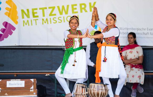 Bühnenprogramm beim Landesissionsfest auf dem Kiliansplatz in Heilbronn.