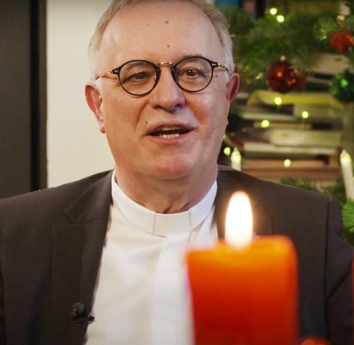 Lieder, Texte, Gespräche - Landesbischof Dr. h. c. Frank Otfried July führt durch die Sendung, die im Bischofshaus aufgezeichnet worden ist.