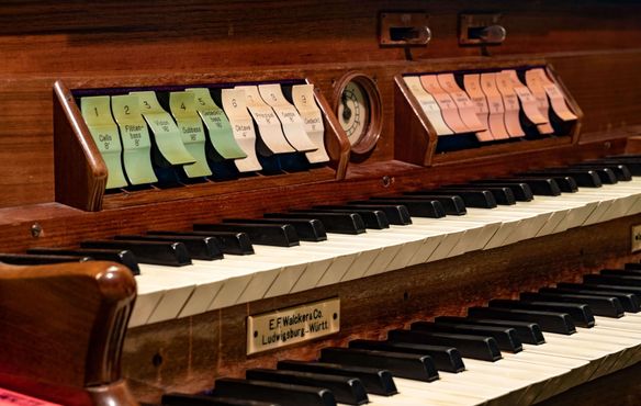 Ein Schild belegt, dass die Orgel in Großgartach eine echte Württembergerin ist: Die Werkstatt von Eberhard Friedrich Walcker in Ludwigsburg hat das Instrument vor 106 Jahren gebaut.