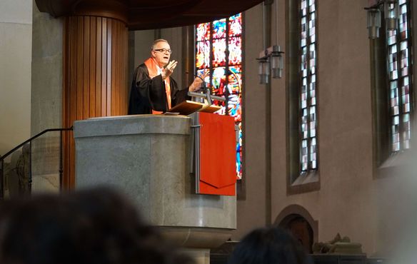 Als Landesbischof Dr. h. c. Frank Otfried July vor einem Jahr beim Tag der weltweiten Kirche predigte, ahnte noch niemand, wie Corona das Leben vieler Menschen auf den Kopf stellen würde.