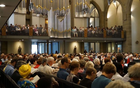 Der „Tag der weltweiten Kirche“ lockte hunderte Besucherinnen und Besucher in die Stuttgarter Stiftskirche.