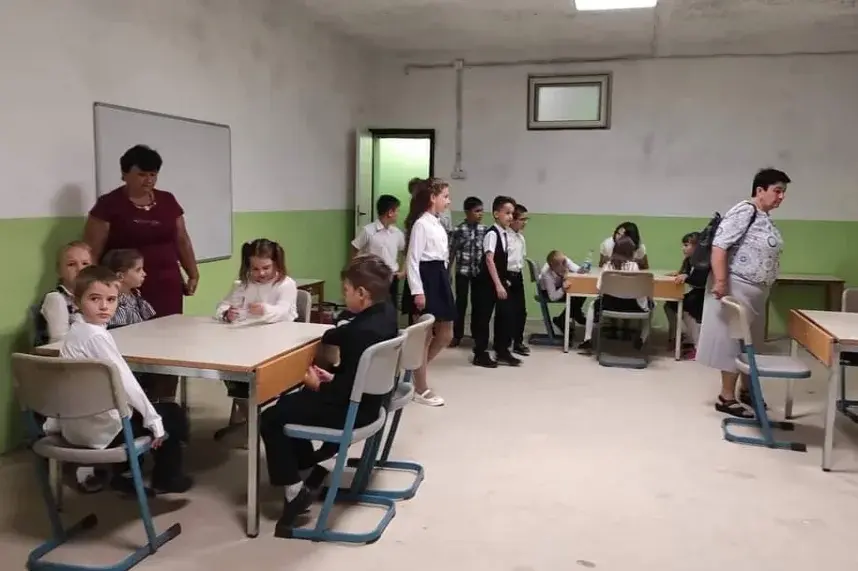 Ukrainische Schüler in einem Schutzbunker beim Unterricht