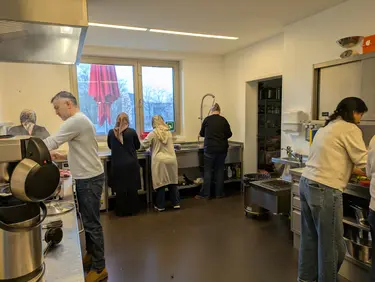 Bei der Vorbereitung des Frühstücks