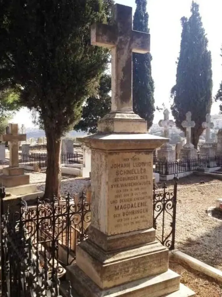 Das Grab von Johann Ludwig Schneller und seiner Frau Magdalene auf dem Zionsfriedhof in Jerusalem. Während er 1896 im Alter von 76 Jahren starb, lebte seine ein Jahr jüngere Frau bis 1902.