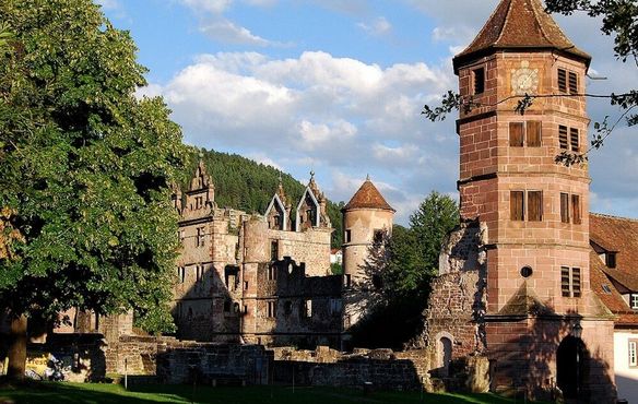 Die wohl bekannteste Sicht auf die frühere Benediktinerabtei Hirsau: Der Torturm des Jagdschlosses und die Schlossruine.