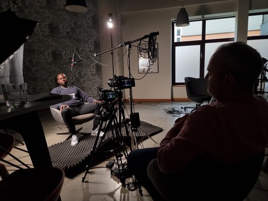 Rapper Sugar MMFK im Gespräch mit Tobias Essinger vor der Kamera