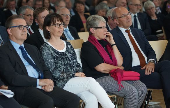 OKR Werner Baur und sein Nachfolger Dr. Norbert Lurz mit Ehefrauen