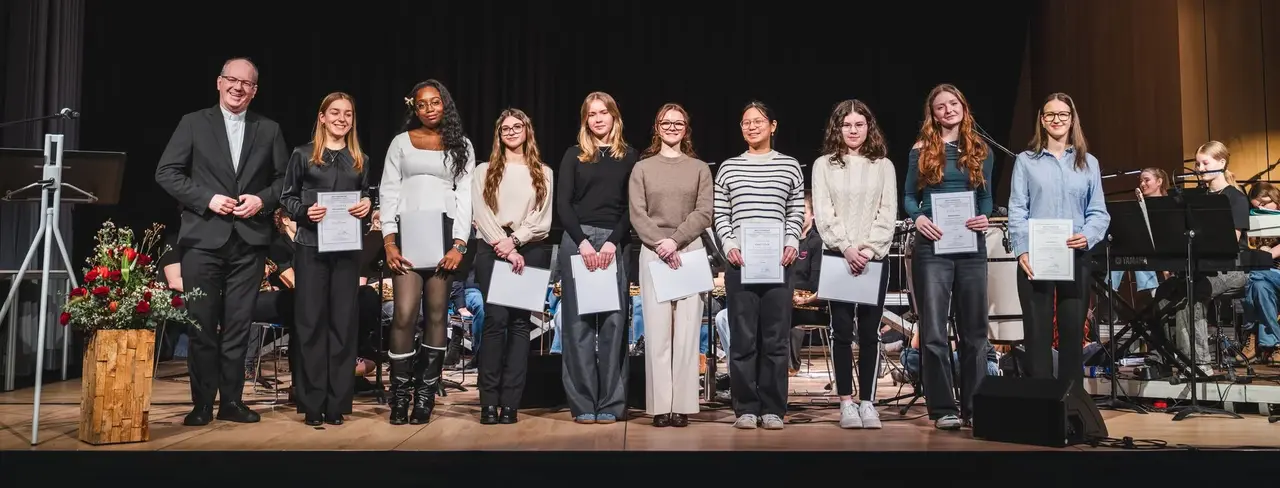 Einige der Preisträgerinnen. Ganz links: Weihbischof Christian Würtz