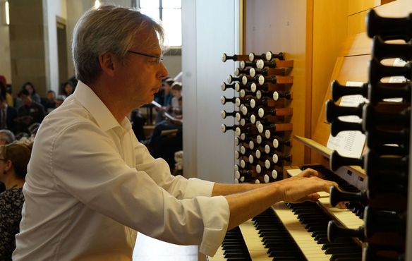 Organist Andreas Gräsle begleitete den Gesang der ökumenischen Gemeinde.