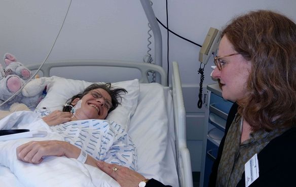 Klinikseelsorgerin Franziska Link im Gespräch mit Patientin Gisela Burkert im Marienhospital Stuttgart.