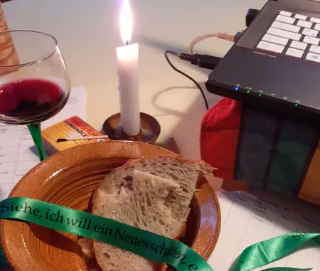 Eine Kerze, Brot und Wein, ein Stück Schnur und einen Laptop - mehr braucht es nicht für die Teilnahme
