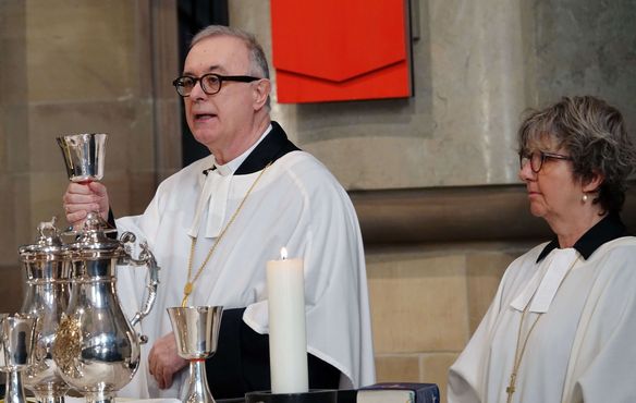 Landesbischof Dr. h. c. Frank Otfried July hat beim Gottesdienst zur konstituierenden Sitzung der Landessynode noch einen großen Kelch in den Händen. Zu Vorbeugung gegen das Corona-Virus rät die Landeskirche jetzt, künftig eher auf kleine Kelche zurückzugreifen.