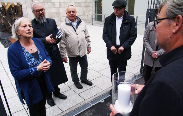 Susanne Jakubowski vom Vorstand der Israelitischen Gemeinde heißt Synoden-Vizepräsident Werner Stepanek auf dem Synagogen-Gelände willkommen. Hinter ihr Rabbiner Jehuda Puschkin, Michael Kashi vom Gemeindevorstand sowie Landesbischof Dr. h.c. Frank Otfried July.