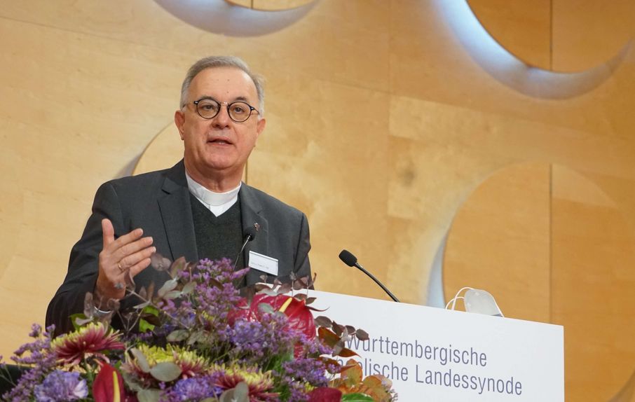 Landesbischof Dr. h. c. Frank Otfried July bei seinem Bericht, den er gemeinsam mit Oberkirchenrat Dieter Kaufmann hielt, dem scheidenden Vorstandsvorsitzenden des Diakonischen Werk in Württemberg. 