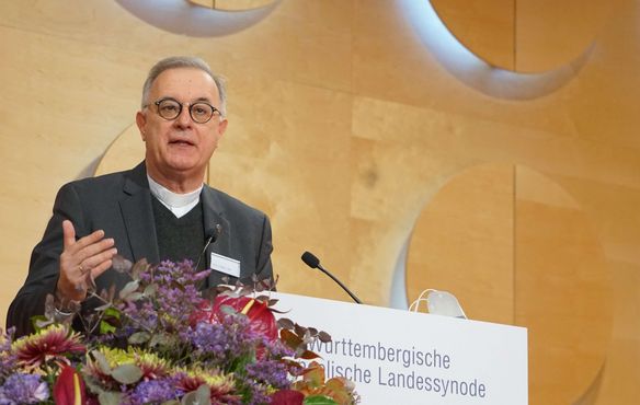 Landesbischof Dr. h. c. Frank Otfried July bei seinem Bericht, den er gemeinsam mit Oberkirchenrat Dieter Kaufmann hielt, dem scheidenden Vorstandsvorsitzenden des Diakonischen Werks Württemberg. 