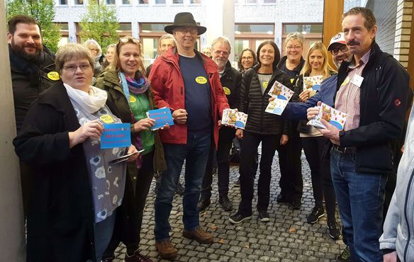 Mitarbeitervertreter von Diakonie und anderen kirchlichen Einrichtungen empfingen die Synodalen vor dem vierten Sitzungstag am Hospitalhof. Der Hintergrund: Am Samstag entscheidet die Synode, ob MAV-Angehörige auch weiterhin Mitglied einer ACK-Kirche sein müssen.