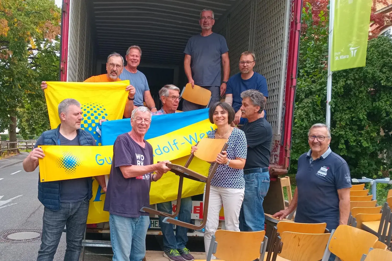 Schulleiterin Claudia Müller, Projektleiter Ulrich Hirsch und das GAW-Team beim Verladen der Stühle