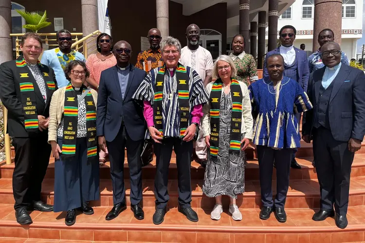 Nach dem Gottesdienst, vorne v.l.n.r.: Georg Meyer; Dr. Christine Keim; Pastor Dr. Kissi von der Grace Congregation; Ernst-Wilhelm Gohl; Gabriela Gohl; Andrew Odjawo, Vorsitzender des KGR