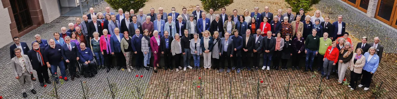 Gruppenbild der 16. Landessynode Herbsttagung der württembergischen evangelischen Landessynode im Hospitalhof.