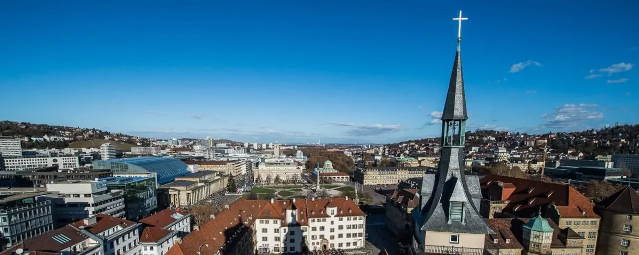 Ein Blick über den Kessel. im Vordergrund der Turm der Stuttgarter Stiftskirche.