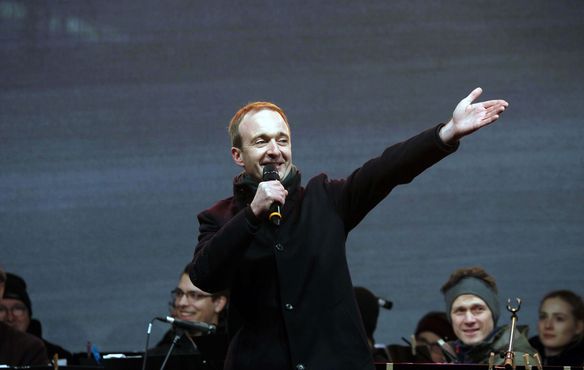 Vorsänger Patrick Bopp hatte für die Teilnehmer des Weihnachtssingens einen Rat bereit: „Wenn ihr ein Lied nicht kennt, singt einfach besonders laut.“