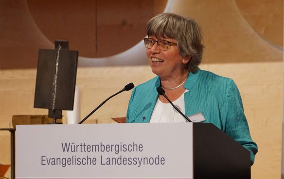 Synodalpräsidentin Inge Schneider begrüßte die Teilnehmerinnen - und Teilnehmer.
