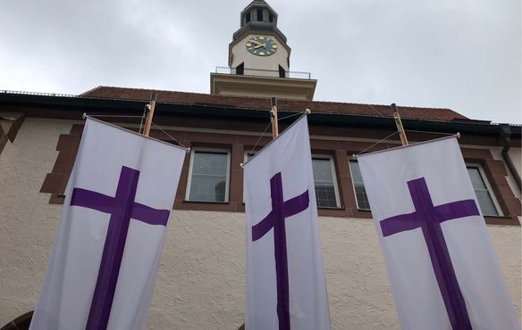 Die Banner taten es kund: Drei Tage lang stand der Hospitalhof ganz im Zeichen der Sommertagung der 16. Landessynode.