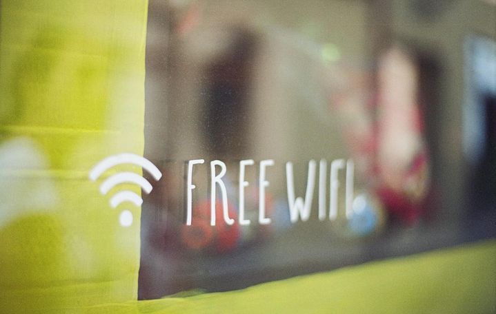 Schriftzug "free Wifi" auf Schaufensterscheibe