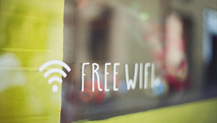Schriftzug "free Wifi" auf Schaufensterscheibe
